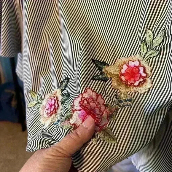 Kontrol Pinstripe Blouse With Bell Sleeve And Embroidered Flowers. Womens Size S - Picture 3 of 8